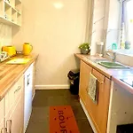No23 - Bright & Spacious 2nd Floor Flat - Pet Friendly - Noon Check Out Apartment *