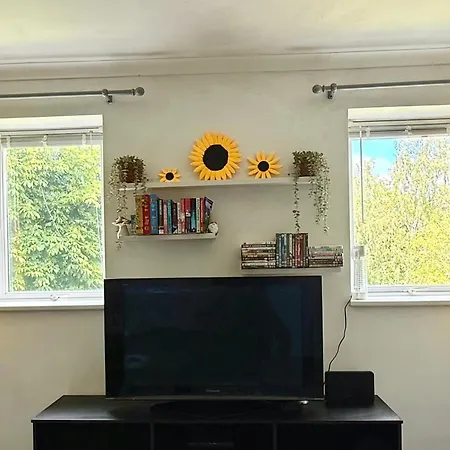 Lejlighed No23 - Bright & Spacious 2nd Floor Flat - Pet Friendly - Noon Check Out