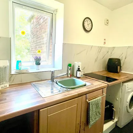 No23 - Bright & Spacious 2nd Floor Flat - Pet Friendly - Noon Check Out *