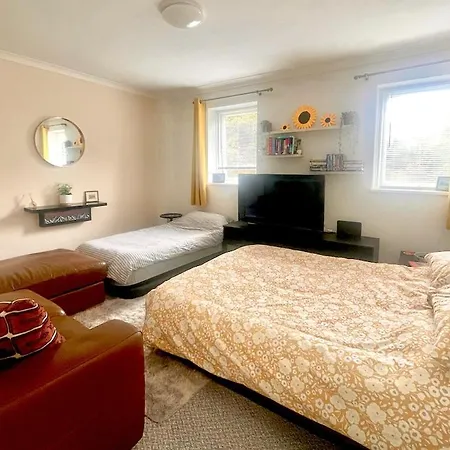 Lejlighed No23 - Bright & Spacious 2nd Floor Flat - Pet Friendly - Noon Check Out *