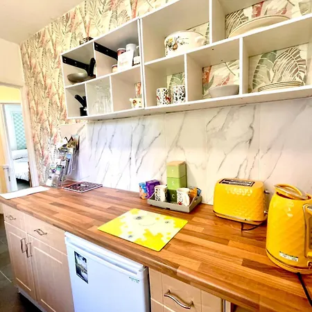 No23 - Bright & Spacious 2nd Floor Flat - Pet Friendly - Noon Check Out * Stanwix