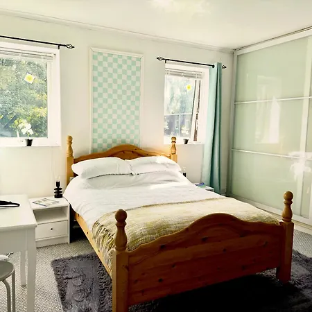 No23 - Bright & Spacious 2nd Floor Flat - Pet Friendly - Noon Check Out Stanwix