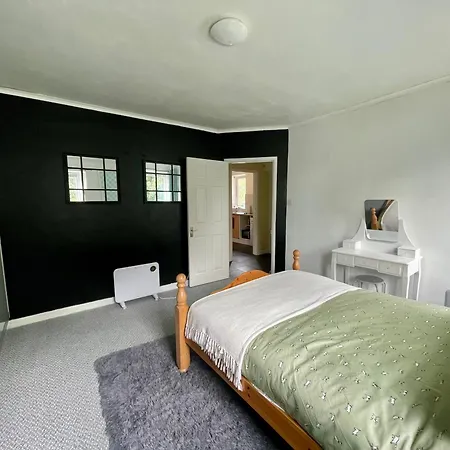 No23 - Bright & Spacious 2nd Floor Flat - Pet Friendly - Noon Check Out Lejlighed