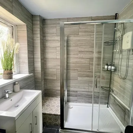 No23 - Bright & Spacious 2nd Floor Flat - Pet Friendly - Noon Check Out Stanwix