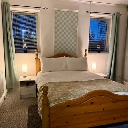 No23 - Bright & Spacious 2nd Floor Flat - Pet Friendly Apartment *