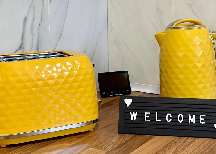 No23 - Bright & Spacious 2nd Floor Flat - Pet Friendly - Noon Check Out * Stanwix