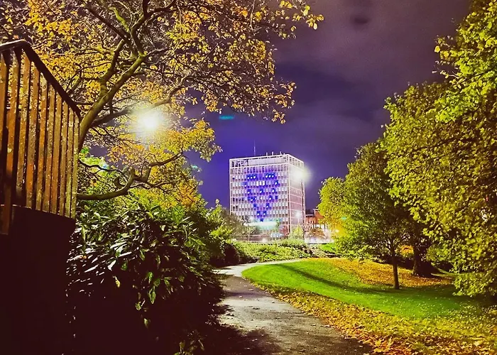 No23 - Bright & Spacious 2nd Floor Flat - Pet Friendly - Noon Check Out