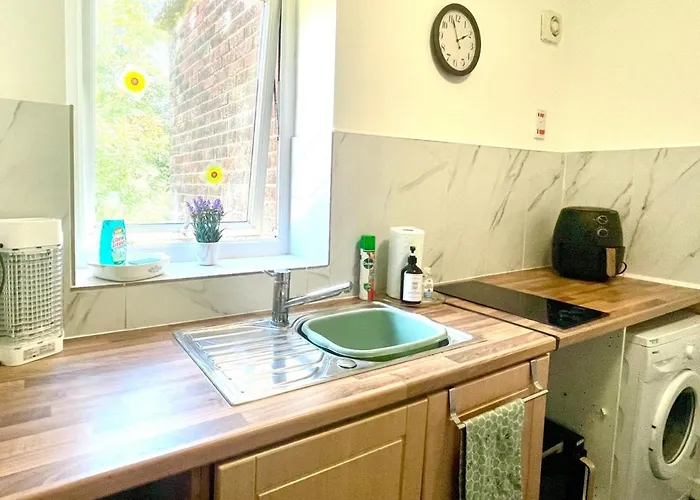 No23 - Bright & Spacious 2nd Floor Flat - Pet Friendly - Noon Check Out *