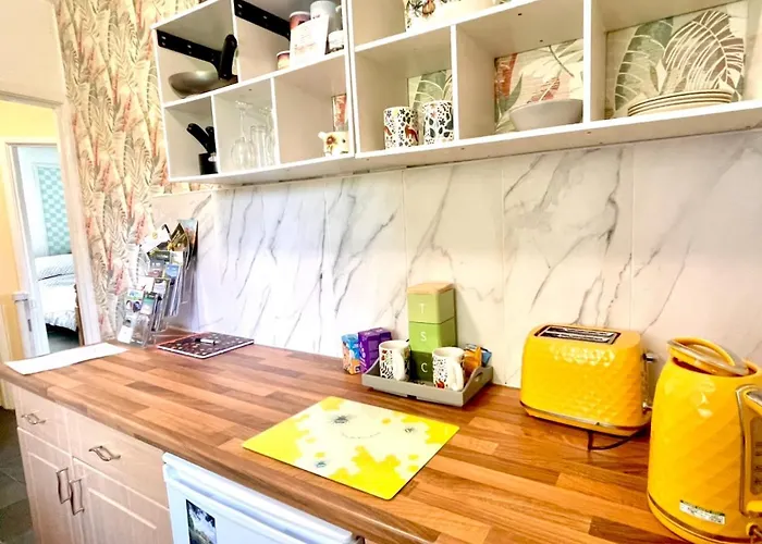 No23 - Bright & Spacious 2nd Floor Flat - Pet Friendly - Noon Check Out * Stanwix