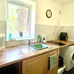 No23 - Bright & Spacious 2nd Floor Flat - Pet Friendly - Noon Check Out *